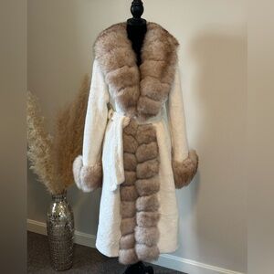 Luxurious alcantra white and fox Fur details Coat
